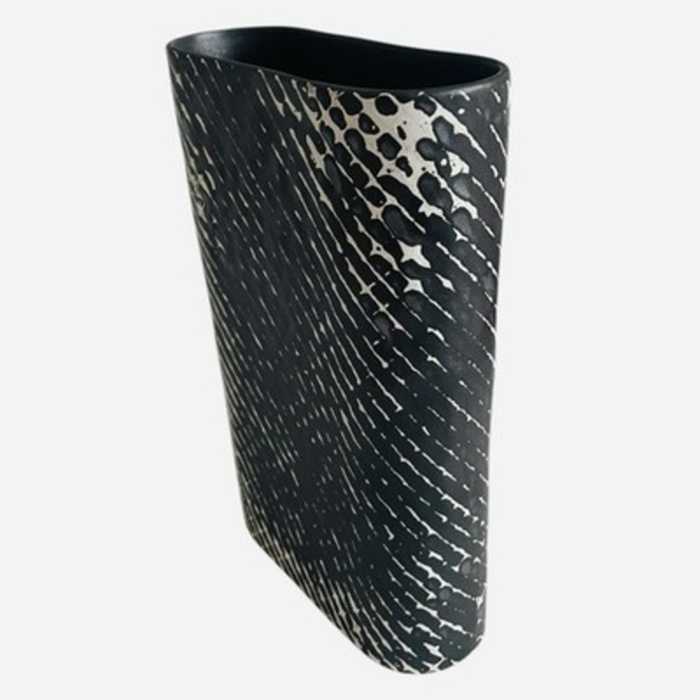 CB2 Chain Link Black White Ceramic Vase Handcrafted Portugal 12"x8" NWT - Picture 5 of 8